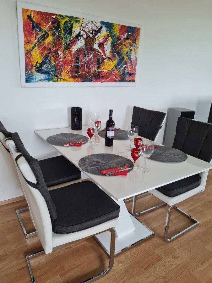 Prostorny 3 Pokojovy Apartman S Dvema Terasami Prága Kültér fotó